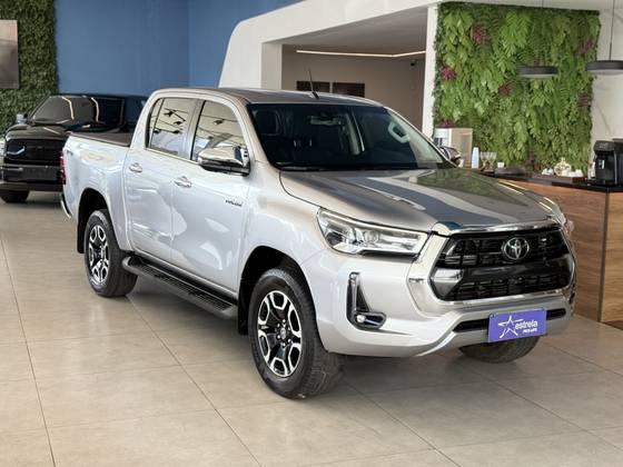 TOYOTA HILUX 2.8 D-4D TURBO DIESEL CD SRX 4X4 AUTOMÁTICO TOYOTA HILUX 2.8 D-4D TURBO DIESEL CD SRX 4X4 AUTOMÁTICO